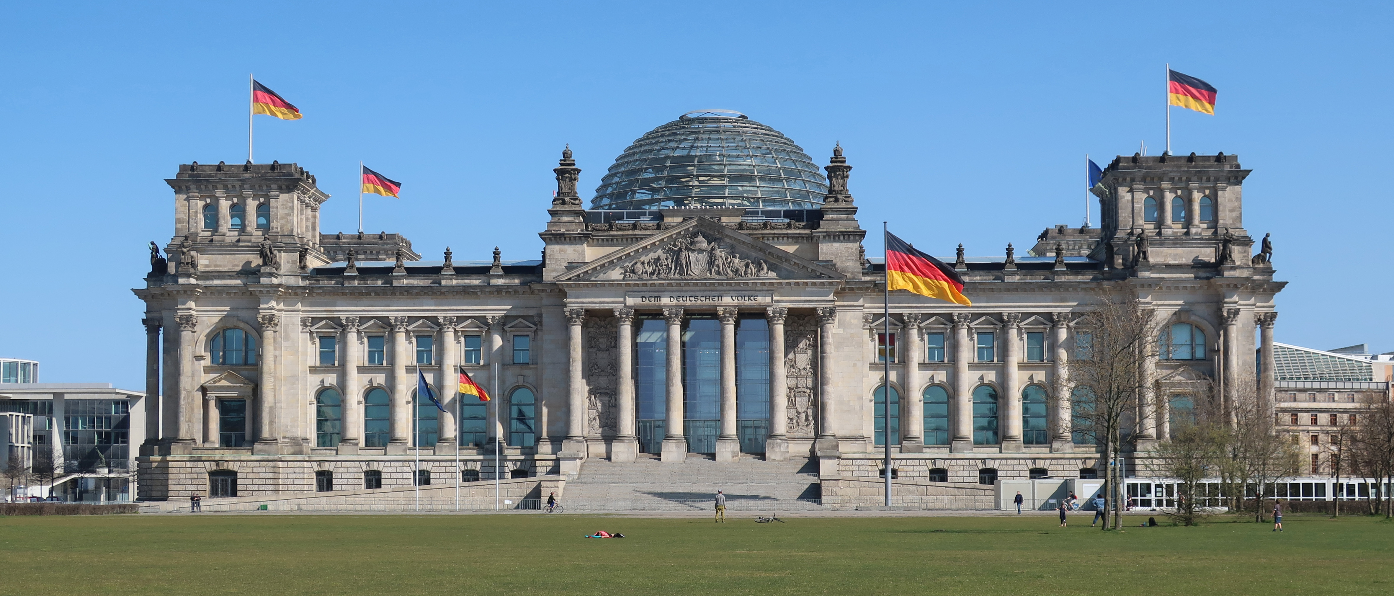 Reichstagsgebäude in Berlin mit deutscher Flagge
